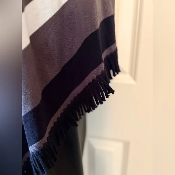 Kim Rogers  Knit poncho, one size fits all - Picture 3 of 7